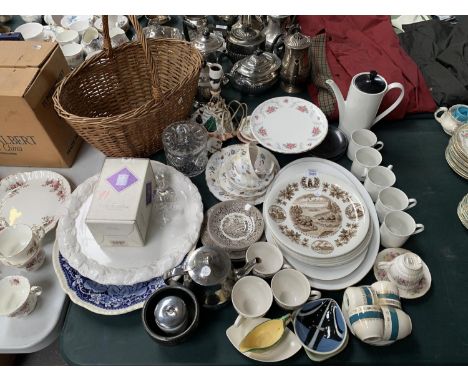 A MIXED GROUP OF CERAMIC AND GLASSWARE ITEMS TO INCLUDE PLATES, CUPS AND SAUCERS, CRYSTAL ETC 