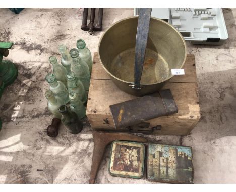 A COLLECTION OF VINTAGE ITEMS TO INCLUDE BOTTLES, BRASS JAM PAN, TINS, WOODEN BOX, LAST ETC 