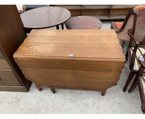 A LIGHT OAK DROP LEAF DINING TABLE WITH PIE CRUST EDGE 