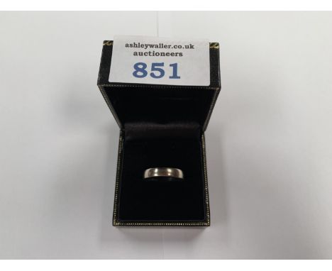 A BOXED 9CT WHITE GOLD BAND RING 