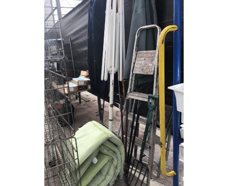 A MIXED LOT TO INCLUDE TWO SETS OF ALLOY STEP LADDERS (ONE TWO AND ONE THREE STEP), GARDENING TOOLS, PARASOL AND FRAME AND SE