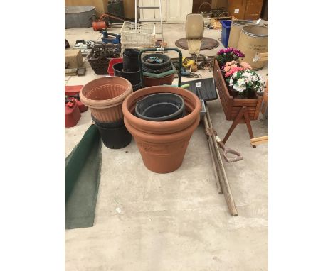 A MIXED GARDENING LOT TO INCLUDE PLANTERS, WOODEN TROUGH, TOOLS ETC 