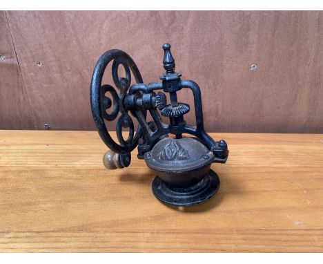 A VINTAGE CAST IRON LEMON SQUEEZER 