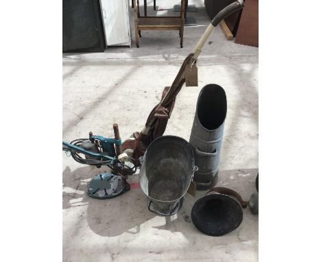 A COLLECTION OF VINTAGE ITEMS TO INCLUDE A COAL BUCKET, SCUTTLE, LAMP ETC 