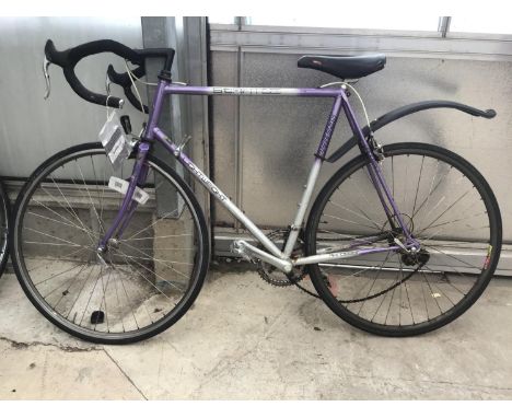 A VINTAGE DAWES LIGHTWEIGHT RACING BIKE WITH 12 GEARS 