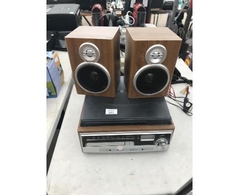 A CD CLOCK RADIO WITH MATCHING SPEAKERS IN WORKING ORDER 