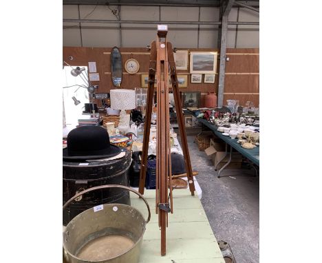 A VINTAGE WOODEN EASEL 