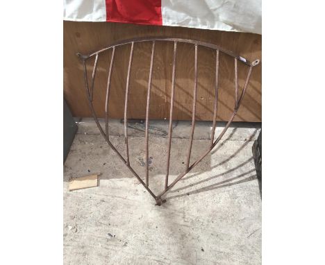 A VINTAGE HAY RACK 90CM ACROSS TOP 