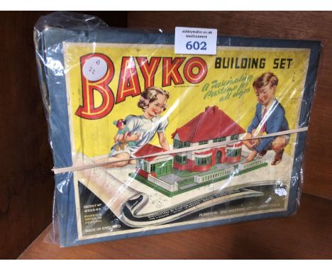 A BAYKO BUILDING SET 