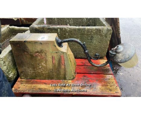 A STONE FEATURE WITH SEMI CIRCULAR LAMP ASSEMBLY