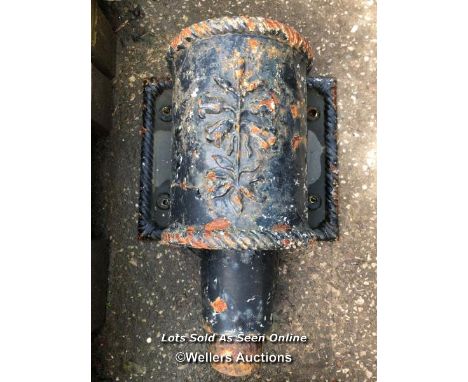 A DECORATIVE CAST IRON DRAIN HOPPER, 50CM (H) X 38CM (W) X 20CM (D)