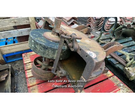 LARGE VINTAGE GRINDSTONE, APPROX. 90CM (H) X 65CM (W) X 103CM (L)