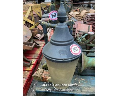 A HODDESOON DW WINDSOR LAMP TOP, 80CM (H) 