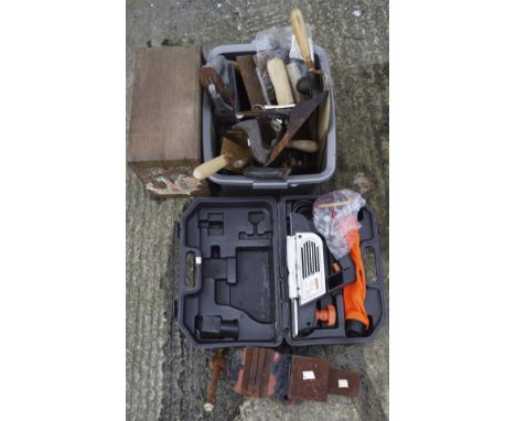 A collection of assorted tools, to include a workbench vice, Lewin universal plane and more