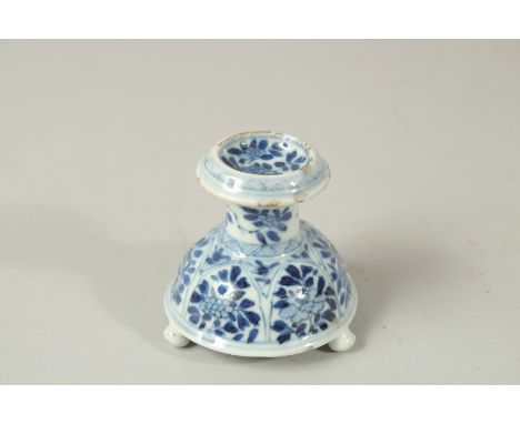 A SMALL CHINESE KANGXI PERIOD PORCELAIN STAND, decorated with fine foliate panels, 6.5cm high.