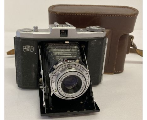 A vintage Zeiss Ikon Nettar folding camera with Novar Anastigmat Vario lens. With original leather case. From a private colle