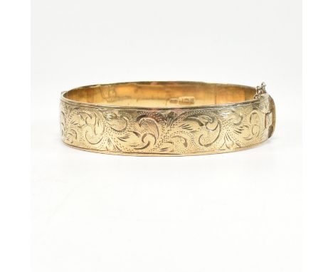 1960's hallmarked silver gilt etched hinged bangle. The gold plated bangle hallmarked for Birmingham 1963. Weight 54.2g. Inne
