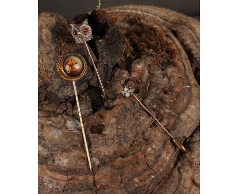 Stick Pins - An Essex rock crystal reverse intaglio stick pin, decorated with a fox mask, rope twist border; an Edwardian nov
