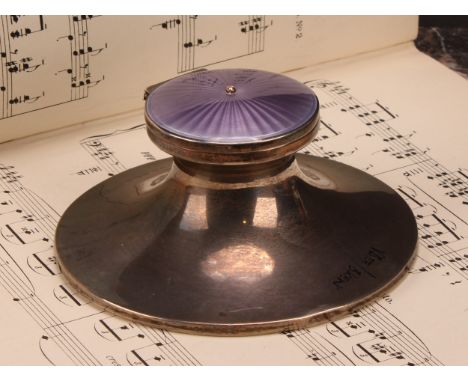 A Edwardian silver and guilloche enamel capstan inkwell, hinged cover decorated in tones of purple, 13cm diameter, Andrew Bar