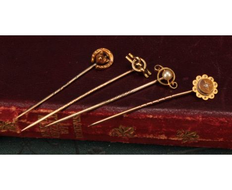 Stick Pins - a late 19th century 15ct gold fox mask stick pin, with horse shoe surround, hunting interest, stamped '15ct', 0.