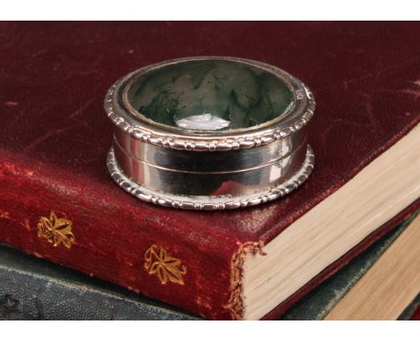 A George V silver and moss agate circular snuff or pill box, push-fitting cover, gilt interior, 4cm diamLevi &amp; Salaman, B