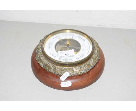 BAROMETER IN CIRCULAR WOODEN MOUNT