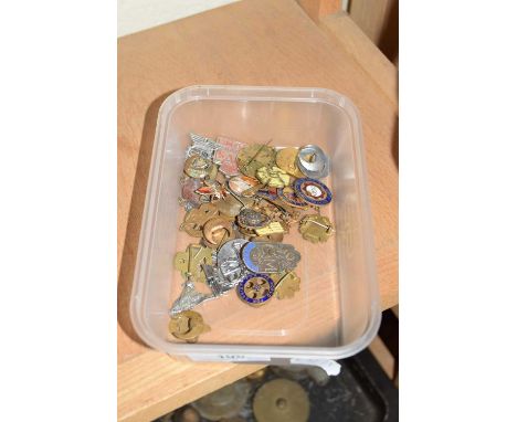 SMALL PLASTIC TRAY CONTAINING QUANTITY OF ENAMEL BADGES INCLUDING AIR TRAINING CORPS, WVS CIVIL DEFENCE, LEEDS UTD FOOTBALL B