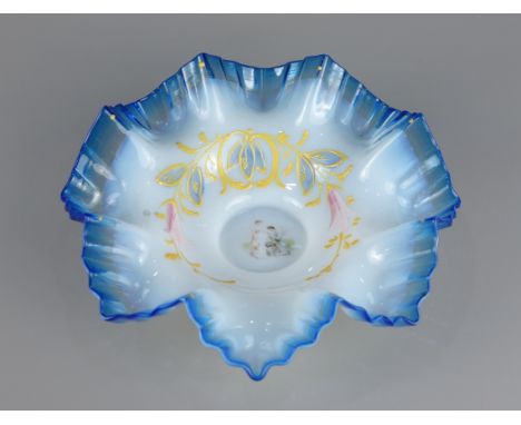 Glasschale mit gefächertem Rand, um 1890, Milchglas und Blauglas, gefächerter und gekniffener Rand, florale Emaillemalerei, S