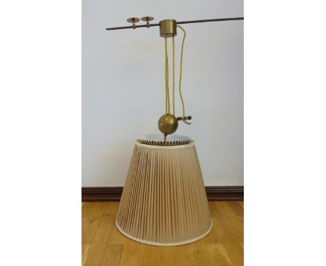 Zuglampe, um 1950, Messing, Stoffschirm-H.44cm, unterer D.50cm, Messingkugelgewicht, auf Schiene, neu zu elektrifizierenPull 