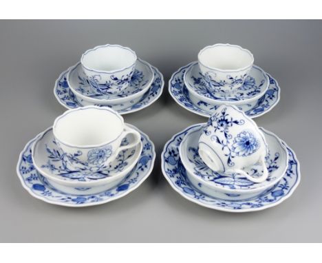 4* 3-tlg. Kaffeegedecke, Zwiebelmuster, Meissen, nach 1934, unterglasurblaue Schwertermarke mit 2 Schleifstrichen, Teller D.1