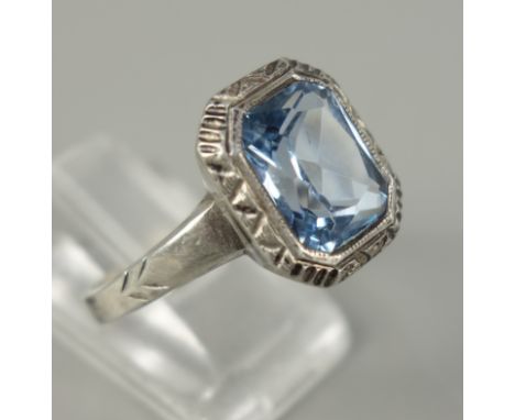 Ring mit aquamarinblauem Stein, 800er Silber, 1930er Jahre, Gew.4,58g, facettierter, eckiger Stein in verzierter Fassung, U.6