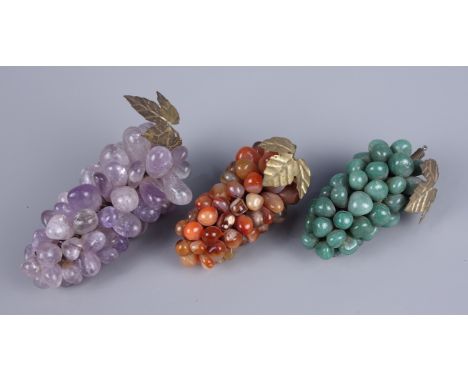 3 Weintraubenreben aus Halbedelsteinen, Gesamt-Gew. 420g, Amethyst, L.ca.10cm; Achate, L,.ca.8,5cm; wohl Jade, L.ca.9cm3 grap
