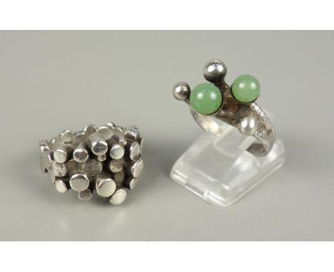 2 Ringe, 925er Silber, Gesamt-Gew.15,36g, 1970er Jahre; Ring mit 2 Jadekugeln, Punze "hh" in Raute, offene Ringschiene, U.var