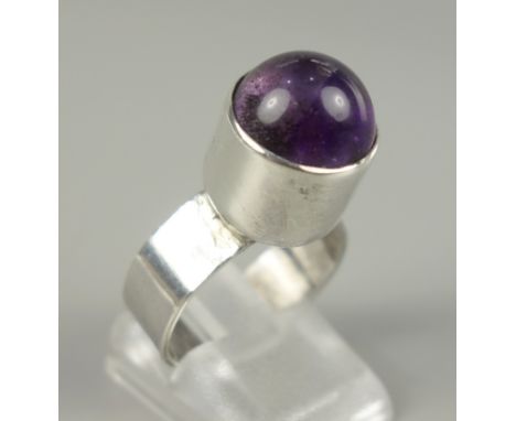 Ring mit Amethyst, 925er Silber, Gew.5,94g, ungedeutete Punze, Kugelcabochon in hoher Fassung, offene Ringschiene, U. variabe