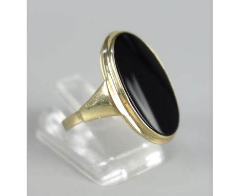 Ring mit Onyxplatte, 333er Gold, Gew.2,92g, ovale Platte, U.54Ring with onyx plate, 8K gold, wt.2.92g, oval plate, circumf.54