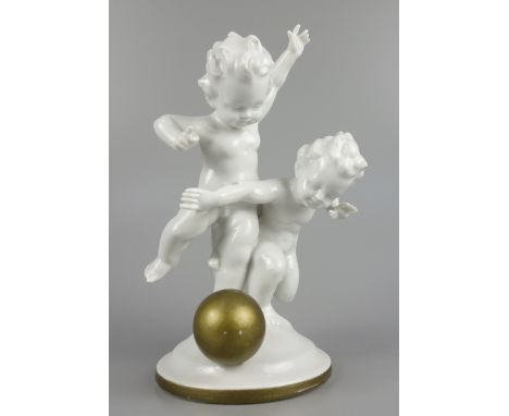 Paar ballspielende Putti, wohl Karl Tutter für Hutschenreuther, ohne Herstellermarke, 1 Arm mit kl.Glasurfehler, H.18cmPair o