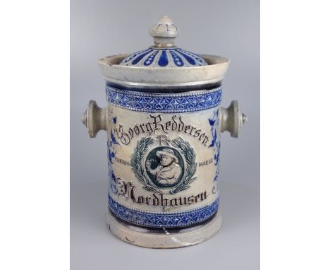 Kautabaktopf "Georg Reddersen, Nordhausen", um 1890, graues, reliefiertes Steinzeug, seitliche Handhaben, Schauseite mit Lorb