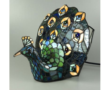 Pfauen-Lampe im Tiffany-Stil, Honsel-Leuchten, Ende 20.Jh., aus farbigen Glaselementen in Gestalt eines Pfaus montiert, von h