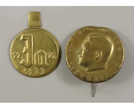 2 NSDAP-Propaganda-Anstecker, 1933, Hitlerporträt "Ein Volk-ein Reich-ein Führer" und "Ja", 12.11.1933; Altersspuren2 NSDAP p