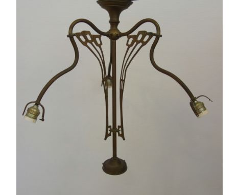 Deckenleuchte, Jugendstil um 1900, Messing, 4-flammig, eine zentrale Fassung und drei an geschwungenen Armen, stärkere Alters