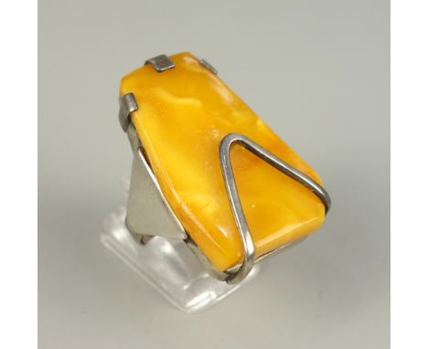 Bernstein- Ring, Silberschmiedearbeit, Silber gepr., moderne Silberschmiedearbeit, Gew.9,70g, honiggelber, wolkiger Bernstein