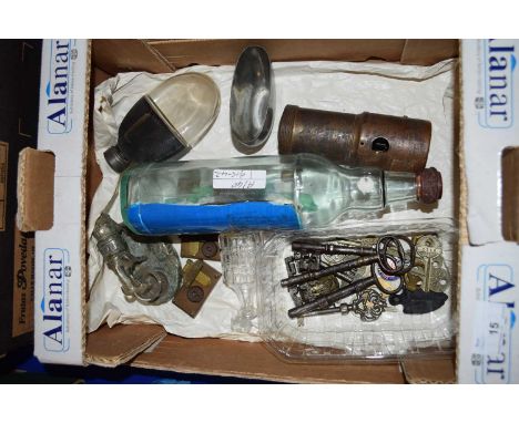 BOX OF MIXED ITEMS TO INCLUDE A SHIP IN A BOTTLE, HIP FLASK, VARIOUS VINTAGE KEYS ETC