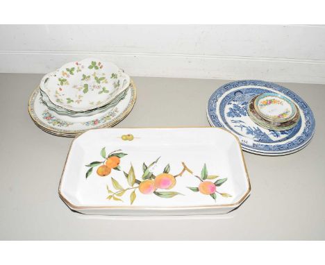 MIXED LOT CERAMICS TO INCLUDE WEDGWOOD WILD STRAWBERRY DISH, ROYAL WORCESTER EVESHAM SERVING DISH, VARIOUS OTHER DECORATED PL