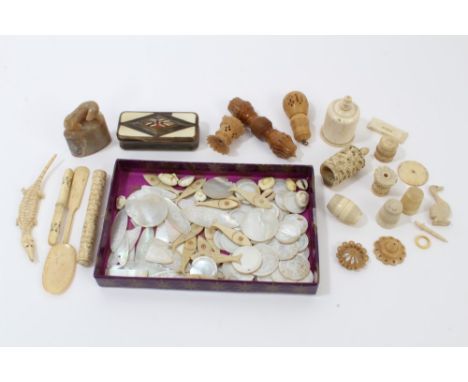 Collection of assorted antique ivory bone, horn, mother of pearl items - including large collection of gaming counters, snuff