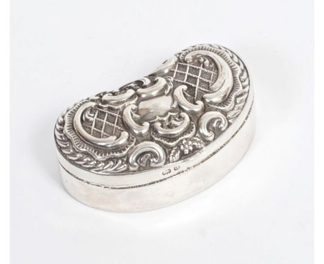 Edwardian snuff box of kidney form, with hinged cover with embossed lattice work and scroll decoration (Birmingham 1903), mak