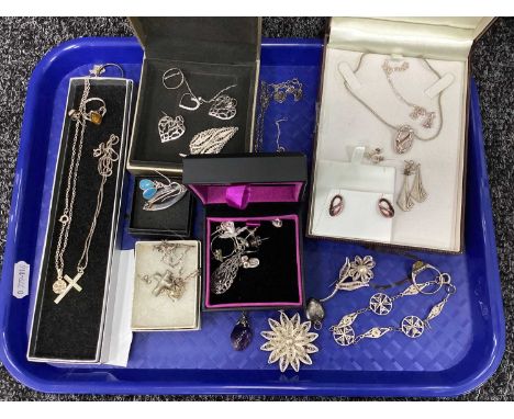 An Assortment of "925" and Other Jewellery, to include Kit Heath earstuds, filigree style brooch, amber coloured Modernist ri