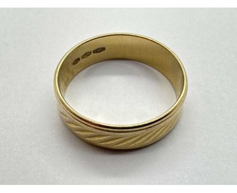 A Textured Wedding Band Ring, torpedo style decoration with reeded rim, stamped "61 AR" "750" "R.D." (finger size P1/2) (3.7g