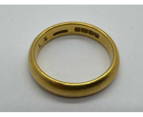 A 22ct Gold Plain Wedding Band Ring, (finger size M) (5.1grams).