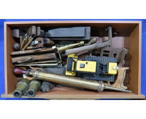 Vintage tools, to include various small woodcarver's chisels, assorted planes, tenon saws, a hand-crank drill, a folding boxw