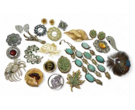 Collection of vintage jewellery, including a silver mounted grouse foot brooch, a feather highland design brooch, various vin